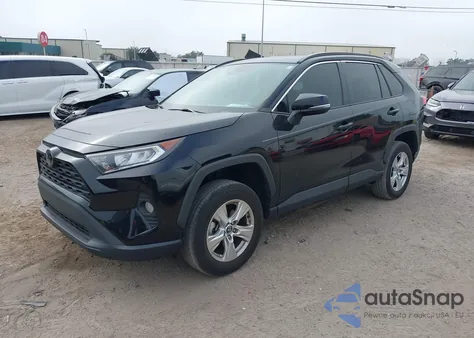 2021 Toyota Rav4 Xle z USA, uszkodzony, nr VIN 2T3W1RFV8MC094033